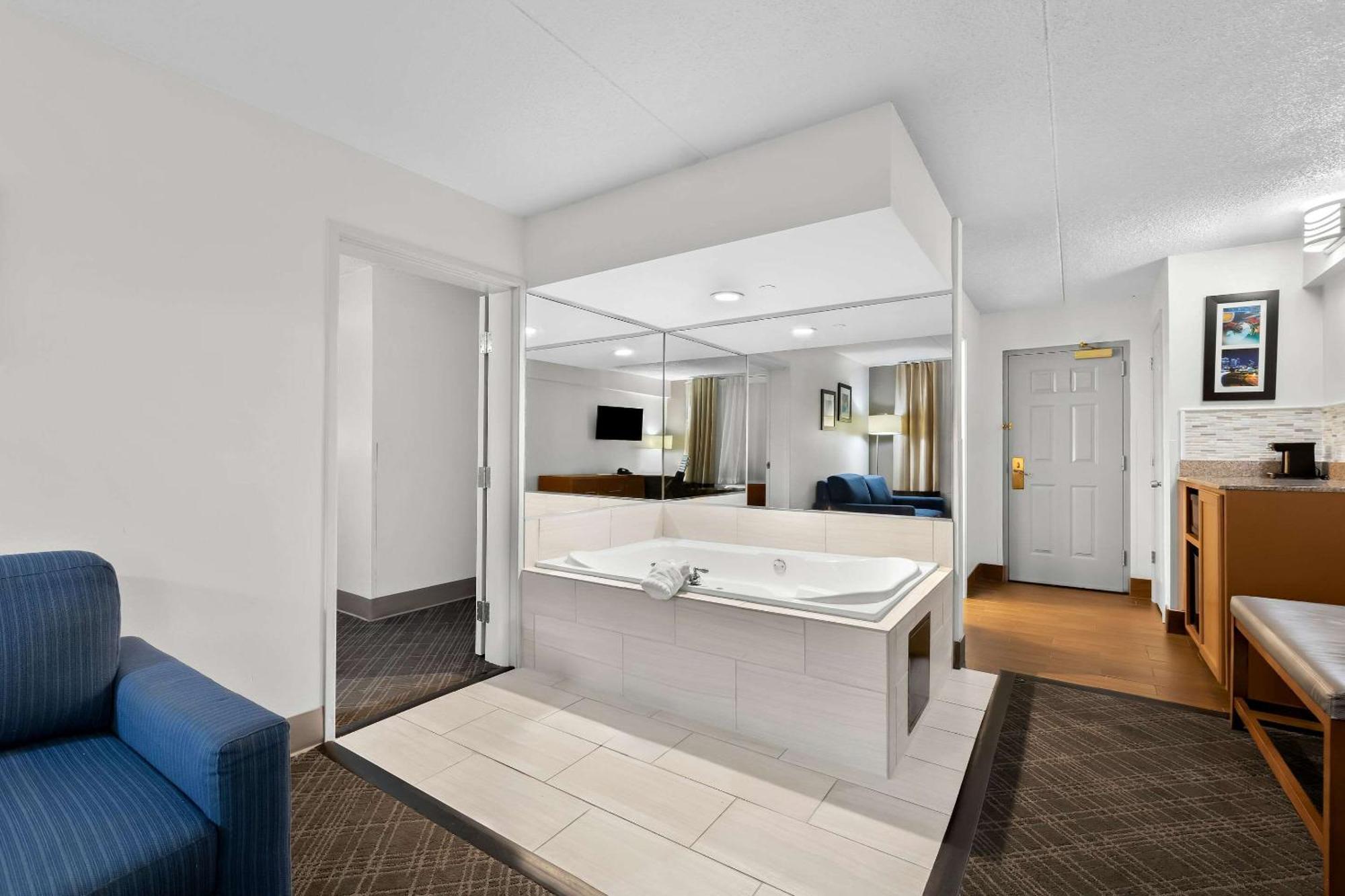 Hotel Comfort & Near Tanger Outlets I-24 Antioch 3*